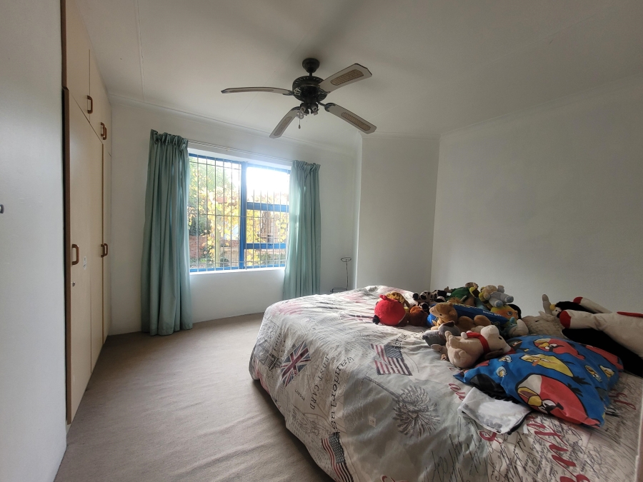 To Let 4 Bedroom Property for Rent in Wavecrest Eastern Cape